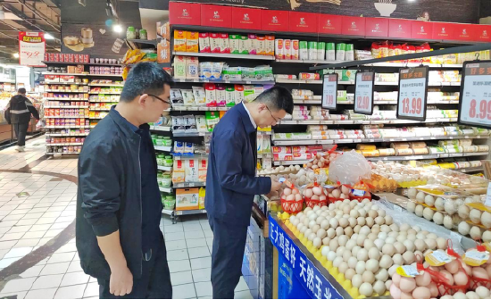 图为：翠屏街道党工委书记带队在超市检查食品安全