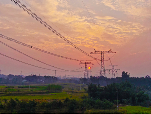 夕阳下的±800千伏特高压直流复奉线、锦苏线。（王鸿飞） 