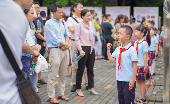 孩子们为家长讲解、引导家长进会场