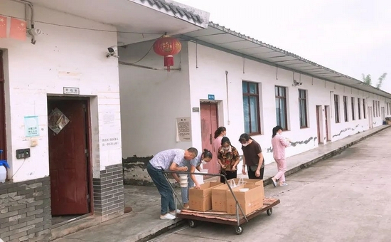 江阳区黄舣镇裕兴路4号厂区办公宿舍楼降为低风险地区,隔离的工人陆续走出宿舍楼。赵泳杰 摄