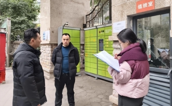 图为：工作人员现场记录问题清单