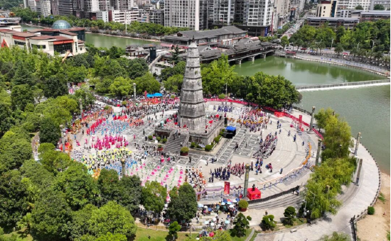 少数民族群众在黔南布依族苗族自治州成立70周年民族团结大巡游现场表演节目