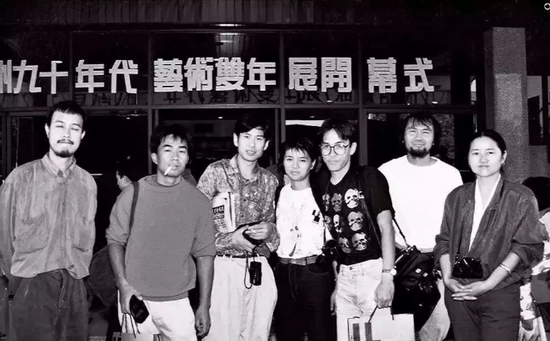参加广州双年展的部分艺术家,左起叶永青、曾浩、周春芽、聂荣庆、曾晓峰、甫立亚(肖全 摄)