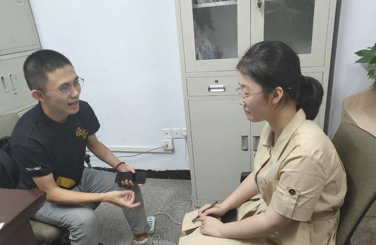 刘琦丽和2018年南充市文科优秀考生佘金燚交流