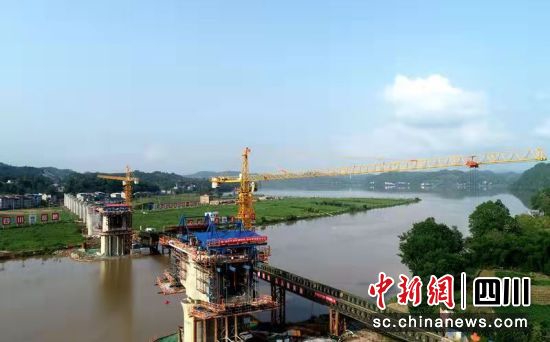 汉巴南铁路（蓬安段）西河特大桥施工现场正快速推进。汪泽民 摄