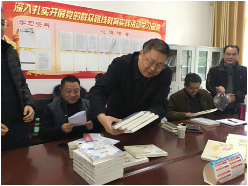 专家汤勇还为学校带来了图书“大礼包”