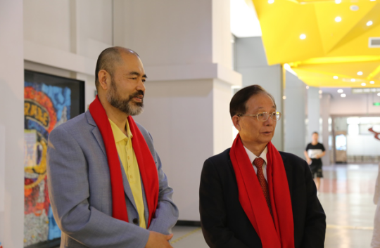 ▲王摩希先生、吴清基总校长倾听“杨梅红艺术与科学创意中心”介绍