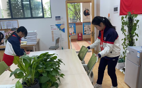 学生志愿者整理老师办公室