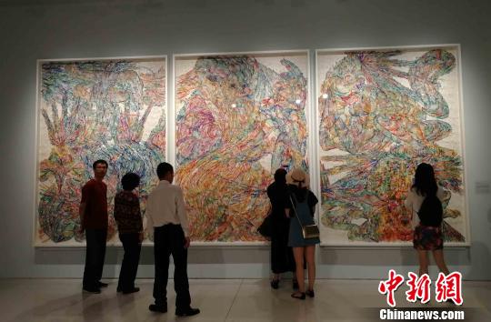观众参观展览。 马海燕 摄