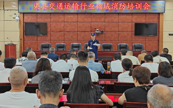 圖為:消防人員講解消防知識