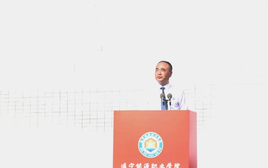 学校党委书记、理事长黄林向军训团团长授军训团旗并宣布军训正式启动