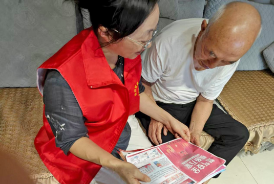 图为：工作人员入户向居民宣传燃气安全知识