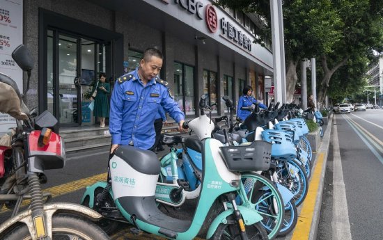 2023年9月26日,船山區(qū)綜合行政執(zhí)法局工作人員對共享單車進(jìn)行規(guī)范。