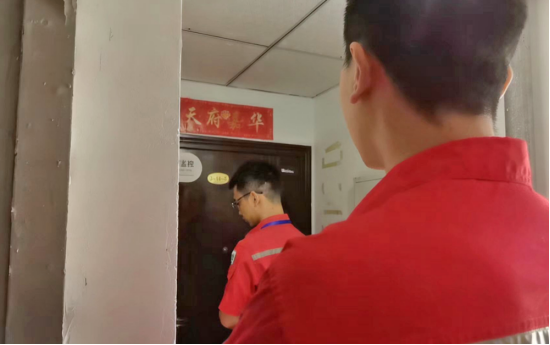 图为：工作人员开展“敲门式”燃气安全隐患排查