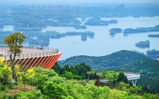 ↑游客在丹景台眺望三岔湖 摄影：王效