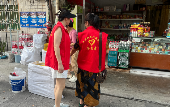 翠屏街道干部与社区工作人员查处售卖纸钱行为