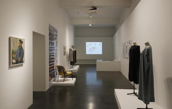 设计展厅，展示了衣服、家具、油画、视频、手稿、照片等