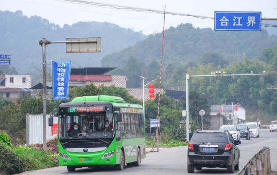 一辆省际公交车从白鹿镇开往重庆市江津区。喻茂摄
