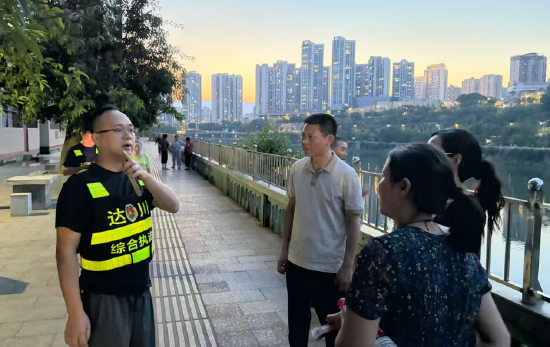 翠屏街道主要领导与达川区综合行政执法局干部在重点领域巡逻