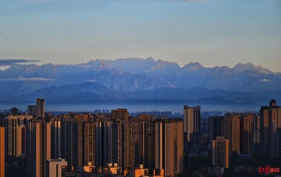 ▲成都的清晨，城市和雪山 王效 摄