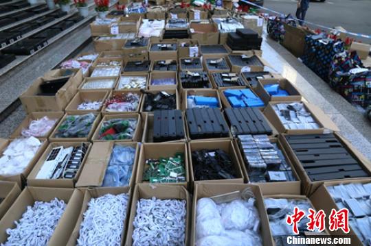 警方查获成吨作弊器材接收模块成品和半成品(部分)。乐山警方供图