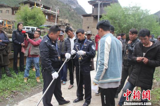 公安和村民正在自制套杆。 任文波 摄