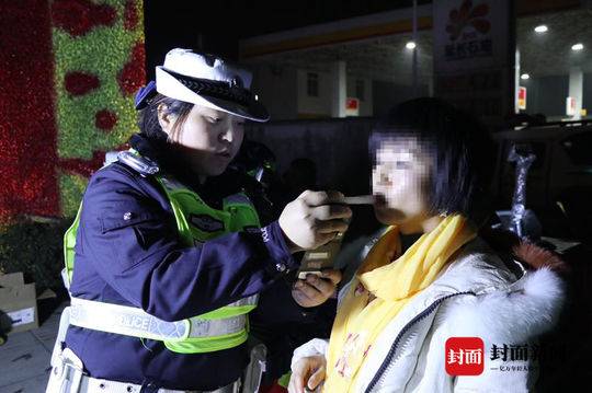 中午喝酒能踢足球吗女性,中午喝酒能踢足球吗女性