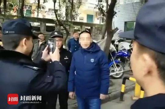 民警正在进行人像比对