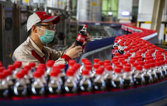 图：中粮可口可乐装瓶厂生产线