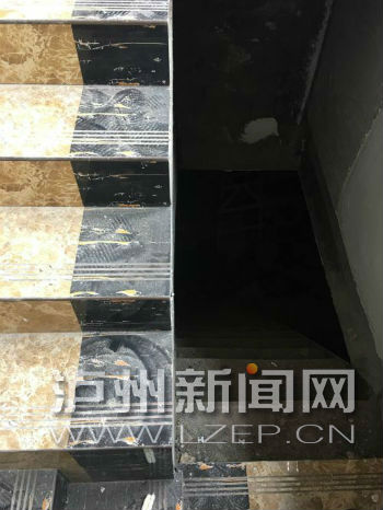 楼梯下去就是“地下室”,是开发建设时留下的
