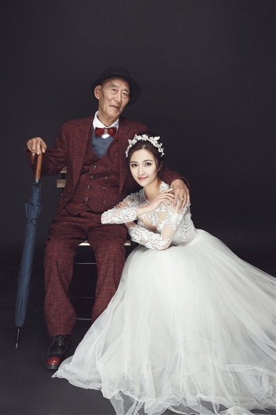成都女孩和爷爷拍婚纱照