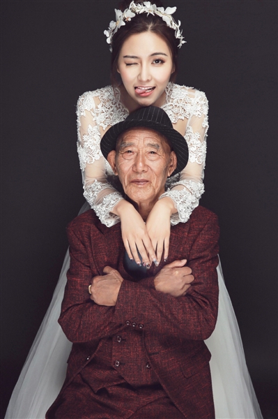 成都女孩和爷爷拍婚纱照