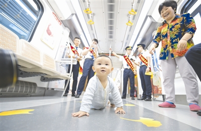 去年9月6日,地铁10号线一期开通运行,一位小宝宝兴奋地在车厢里爬行
