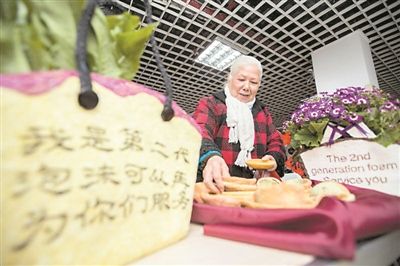 郭婆婆向观众展示环保产品