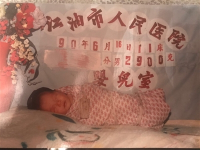 两人在医院拍的婴儿照