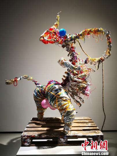 图为罗中立艺术作品。 钟欣 摄