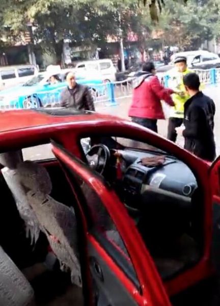 男子推搡辅警现场(富顺交警 供图)