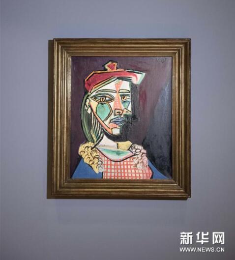 　　这是1月30日在香港苏富比艺术空间拍摄的毕加索作品《戴贝雷帽、穿格子裙的女子》。新华社记者刘昀摄