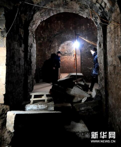 考古人员在河南安阳曹操高陵考古现场清理(2009年12月30日摄)。新华社记者朱祥摄
