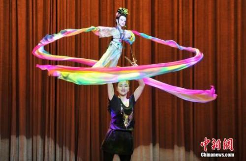 第四届中国泉州国际木偶节上,扬州木偶研究院表演《天女散花》。吕明 摄