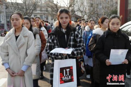 上海戏剧学院2018年艺考现场,考生正在排队 中新社记者 殷立勤 摄