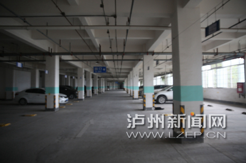 某小区地下停车场空置了很多停车位