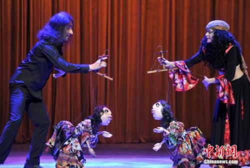 第四届中国泉州国际木偶节,德国演员表演《非法之旅》选段。吕明 摄