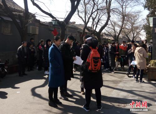 中央戏剧学院门口,艺考生正在等待考试。袁秀月 摄