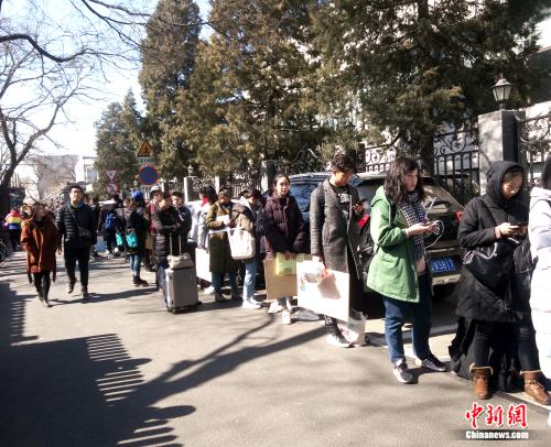 3月8日中午,中央戏剧学院偶剧系考生正在排队。袁秀月 摄