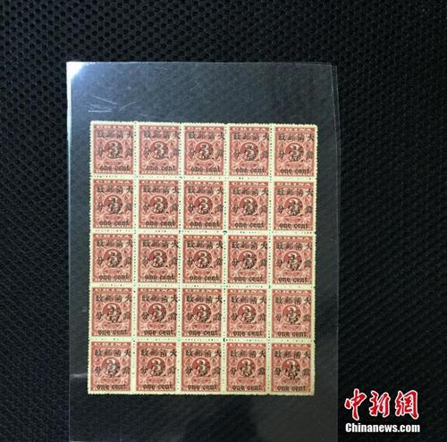 资料图:长沙收藏爱好者收集邮票近亿枚,图为清朝邮票。 向一鹏 摄