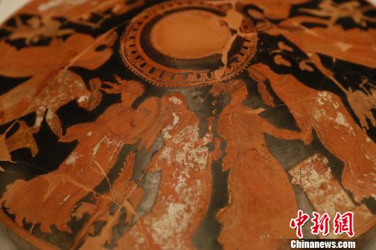 舞乐图瓶画器盖。 张亨伟 摄