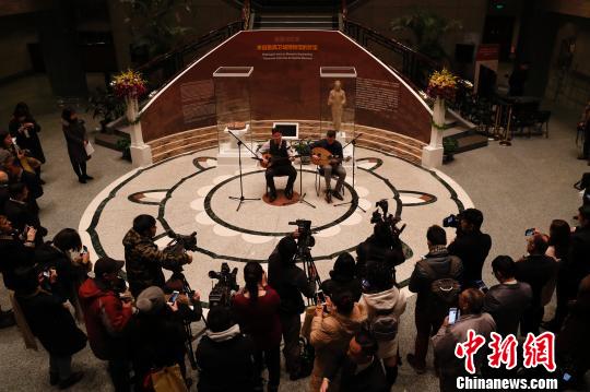 纯正的希腊传统音乐演奏在上海博物馆大堂上演。 张亨伟 摄