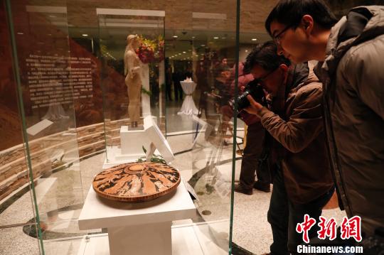 1月10日晚,展览“典雅与狂欢:来自雅典卫城博物馆的珍宝”在上海博物馆开幕。 张亨伟 摄
