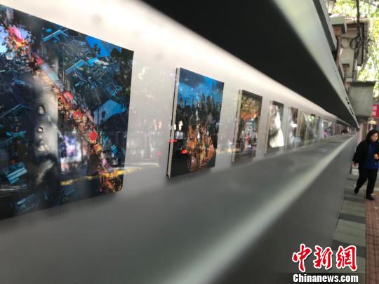 透过一道3厘米的缝隙,人们可以感受街区的城市记忆。 王子涛 摄